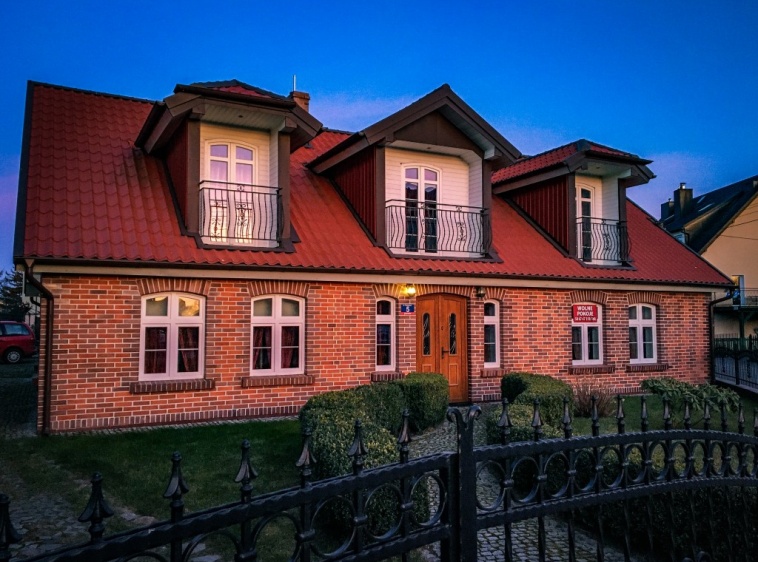 Złota R&oacute;ża Złota R&oacute;ża wieczorową porą