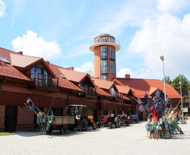 Kompleks Rybacz&oacute;wka w Dębkach, kt&oacute;ry służy do obsługi przystani rybackiej.