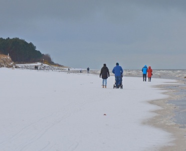 Zimowy spacer po plaży w Karwi.